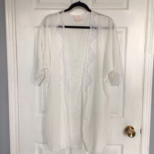 Vintage short robe with lace